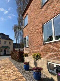Bright and spacious 3 bedroom with balcony close to the city - 0