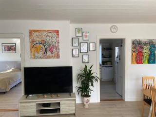 Bright and spacious 3 bedroom with balcony close to the city - 3