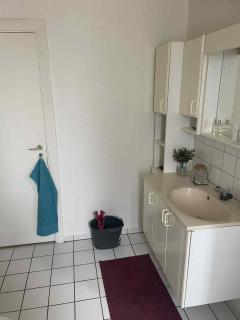 Bright and spacious 3 bedroom with balcony close to the city - 2