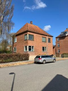 Bright and spacious 3 bedroom with balcony close to the city - 1