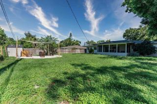 BayBreeze Cottage - 2BR-2BA Family Stay Near SRQ Airport, Sleeps 6-8 - 4