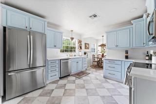 BayBreeze Cottage - 2BR-2BA Family Stay Near SRQ Airport, Sleeps 6-8 - 1