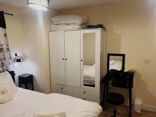 Apartment with Free Parking - 4