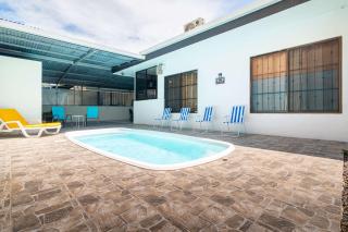 Fun! Great Location-near Beaches-shopping-medical - 0