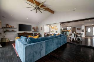 Colorful Family Oasis - Hot Tub - Pool Table - Backyard Bliss - 2