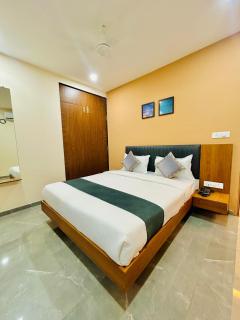 Hotel Icon Petlad - 0