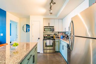 City 2BR Near DT with Balcony Gym Pool Parking WD - 5