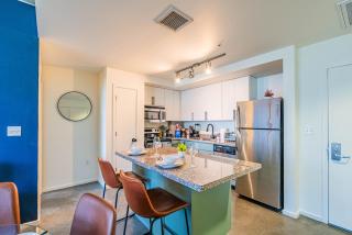 City 2BR Near DT with Balcony Gym Pool Parking WD - 4