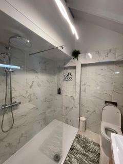 Stay solihull 5 mins to NEC and AIRPORT SLEEPS 9 contractor friendly 3 bathrooms driveway parking 3 - 5