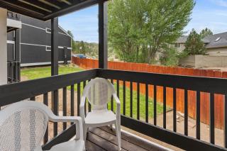 Lakeside Retreat Condo - Walk to Lake, Fireplace, Deck, Swimming Pool - 8