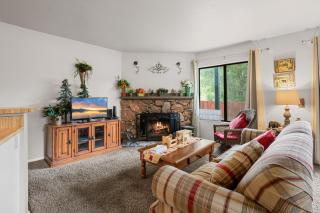 Lakeside Retreat Condo - Walk to Lake, Fireplace, Deck, Swimming Pool - 9