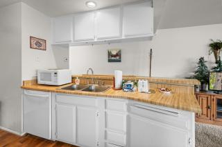 Lakeside Retreat Condo - Walk to Lake, Fireplace, Deck, Swimming Pool - Big Bear Lake - 1