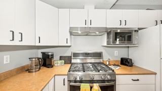 Ground level suite close to amenities, shopping - 8