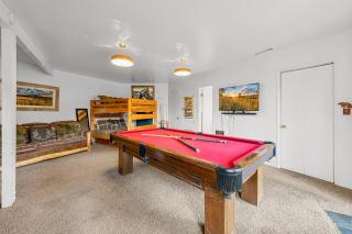 Lazy Bear Lookout - Amazing Views, Hot Tub, Game, Room, Pool Table, Pet Friendly - 2