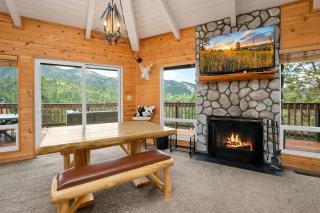 Lazy Bear Lookout - Amazing Views, Hot Tub, Game, Room, Pool Table, Pet Friendly - 4