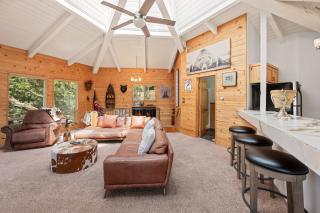 Lazy Bear Lookout - Amazing Views, Hot Tub, Game, Room, Pool Table, Pet Friendly - 5
