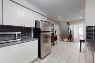 Spacious 4-story Townhome In North York - 2