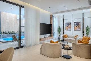 4BR Luxury Apartment - Private Pool - 7