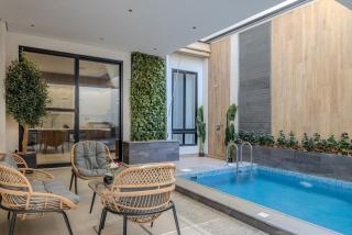 4BR Luxury Apartment - Private Pool - 0
