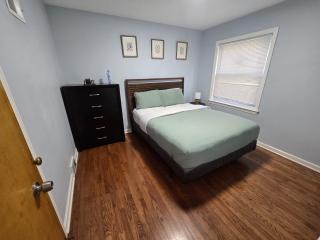 Spacious 3BR Retreat Free Parking by Lake Shore Dr - 7