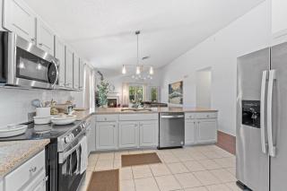 Cozy Modern Family Home - Firepit - Pool Access - 9