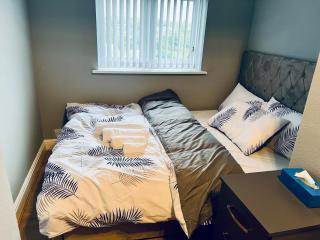 Double bedroom in Stafford, sleeps 2, free WIFI, free parking - 0
