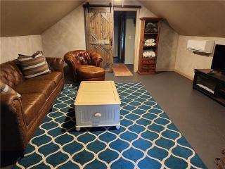 Cozy Cabin with Amazing Long Range Mtn View - 8