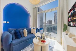 Luxury Apartment with Balcony & Full Burj Khalifa View by Dejaview Stays - Dubai - 4