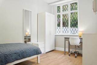Spacious 6-Bedroom/6-Bathroom Stay in Bloxwich - 9