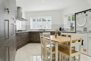 Spacious 6-Bedroom/6-Bathroom Stay in Bloxwich - 4