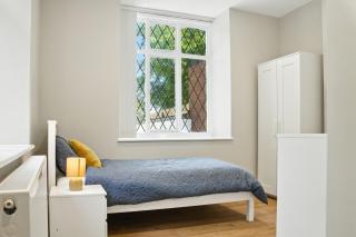 Spacious 6-Bedroom/6-Bathroom Stay in Bloxwich - 1
