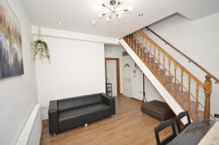 Entire Home Stay Modern 4-Bedroom, Fully Furnished Sleep upto 7 people M5 Junction 1 - 0