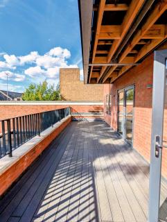 Elegant 2 bed flat with balcony in London - 1