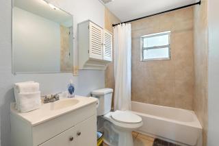 King-Style Retreat - 4 BR - Family Friendly - 1