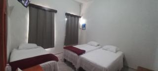 Céntrica habitación con balcón para 3 personas con baño exclusivo en pasillo - 2