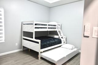 Pet-Friendly, Modern, Gated, Smart TVs, Fast WiFi, Pharr Apartment - 3