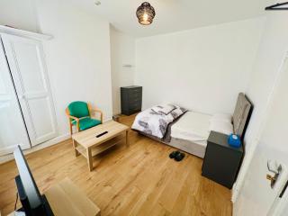 Double bedroom in Stafford, sleeps 2, free WIFI, free parking - 7