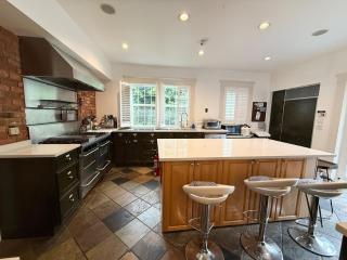 Spacious Villa 6BR 3 BA - Free Parking - Near Kitsilano Beach & Attractions - 15' to DT - 6