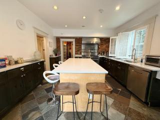 Spacious Villa 6BR 3 BA - Free Parking - Near Kitsilano Beach & Attractions - 15' to DT - 5