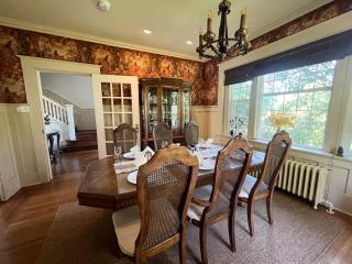 Spacious Villa 6BR 3 BA - Free Parking - Near Kitsilano Beach & Attractions - 15' to DT - 2