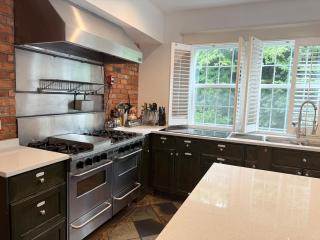 Spacious Villa 6BR 3 BA - Free Parking - Near Kitsilano Beach & Attractions - 15' to DT - 9