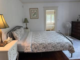 Spacious Villa 6BR 3 BA - Free Parking - Near Kitsilano Beach & Attractions - Fully Equipped - 3