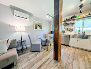 Farm Style, Bar Cart, Courtyard, BBQ- 1 Dollar rides to Beach & Downtown - 3