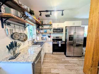 Farm Style, Bar Cart, Courtyard, BBQ- 1 Dollar rides to Beach & Downtown - 2