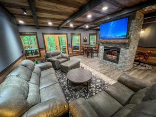 Holiday Hideaway - Fire Pit, Hot Tub & Mountain Magic - 7