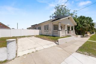 Tampa 5BR Gem - Close to Beach, Parks & Fun - 1