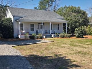 Farmhouse Getaway with Chickens 15 min 2 Beach & DT - 8
