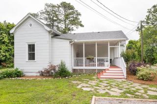 Farmhouse Getaway with Chickens 15 min 2 Beach & DT - 7