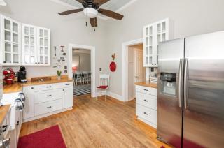 Farmhouse Getaway with Chickens 15 min 2 Beach & DT - 5