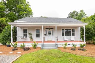 Farmhouse Getaway with Chickens 15 min 2 Beach & DT - 3